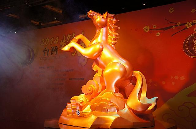 埴鈁藝術有限公司によって作られたメインランタンは高さ23メートル、重さ30トンという大きさ。