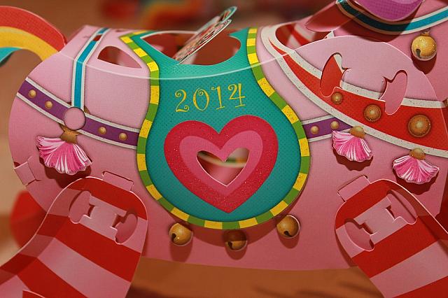 今年は元宵節が2月14日のバレンタインということ＋2014年が「愛妳一世」と音が似ていることから、体には❤がデザインされています