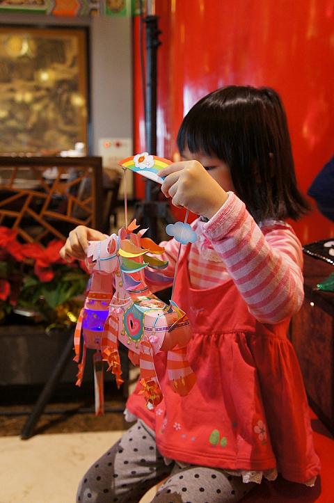 手に持ち揺すると馬が走っているようになるし、