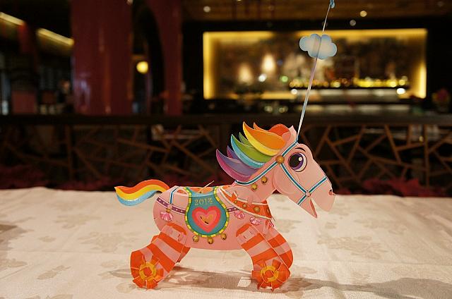 床やテーブルの上で引っ張ると歩いているように見えるんですよ～。