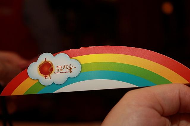 持ち手は虹をイメージして作られています。