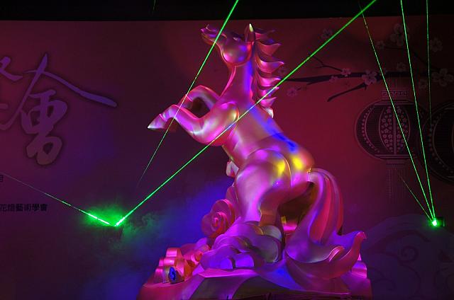 龍駒騰躍と名付けられた今年のメインランタン。