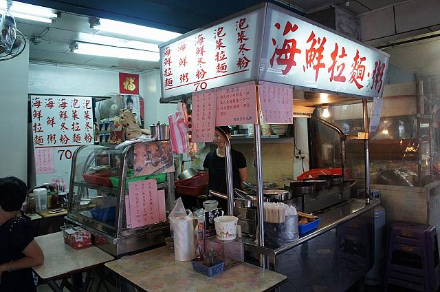 迪化街をブラブラしていたら、なんとなく小腹が…。いい匂いに導かれて、名もなき麺の屋台を発見