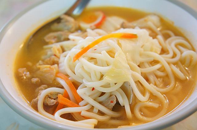 キムチラーメンがやってきました～。海鮮ダシが効いたピリ辛スープが冷えた体に沁みる～～