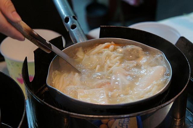 匂いの元はこのラーメン！店頭でグツグツと煮込まれています