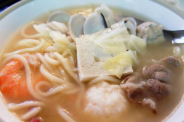 海鮮ラーメンは具がたっぷりでオトク感あり。オススメメニューです