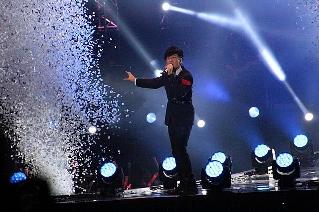 アップテンポの曲やバラードを含めて会場を沸かす林俊傑