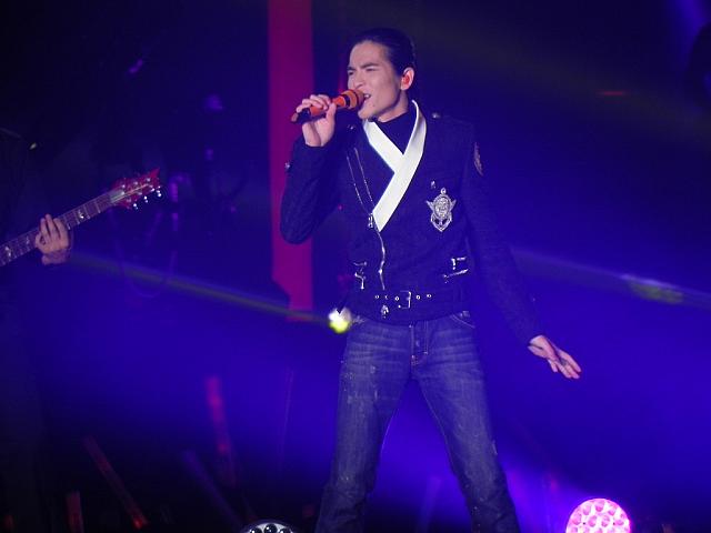 当日は豪華アーティストのオンパレードにナビは大興奮！その様子をいち早く少しだけお見せします☆