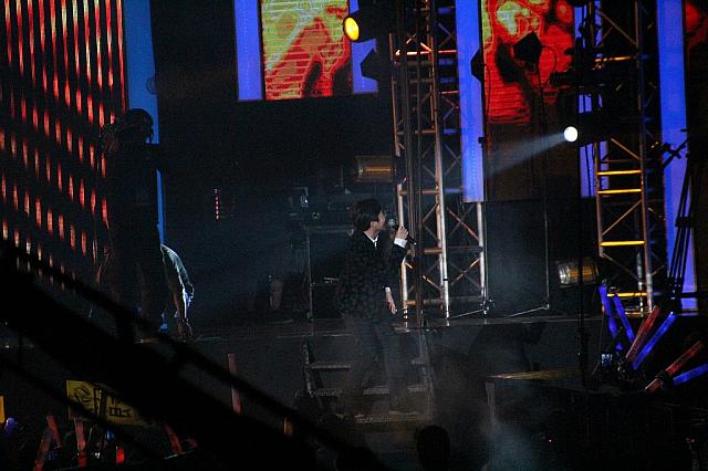 うっかり歌詞を忘れて、スクリーンに映された歌詞をのぞく青峰がかわいらしい～