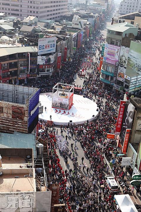 見て下さい！！円形の広場の中心に特設されたステージの周りと放射状の道路はパレードに参加した2000人と沿道の観客ら60000人で埋め尽くされました。圧巻のひと言！