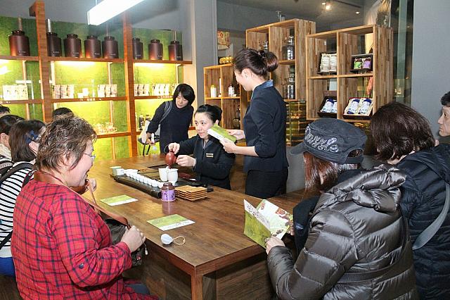 試飲タイムでは凍頂烏龍茶、阿里山茶、東方美人をいただきました