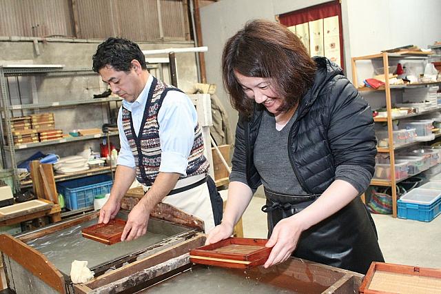 見た目以上に難しい紙すきに四苦八苦