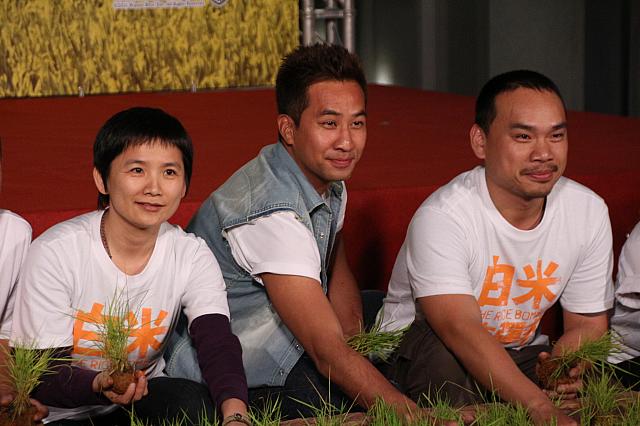 彼という台湾農民界の英雄がいたから、映画が作れたとは監督・卓立（左端）の弁