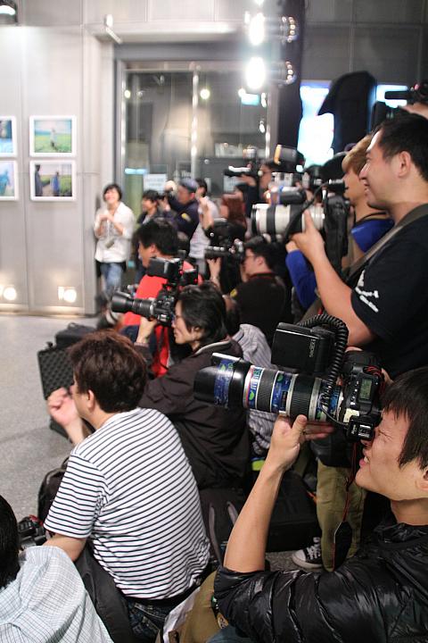 メディアもこれでもかって感じでシャッター切りまくり