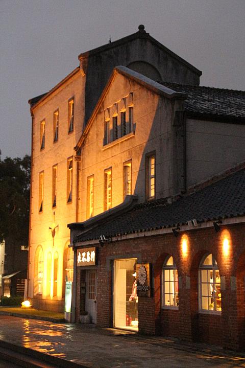 華山の一番奥には、インディペンデント映画もよく上映する光點華山電影館（映画館）があります、夜のライトアップもステキなんですよね、ここ