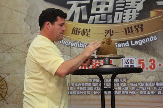 その場でパンダの赤ちゃん圓仔の仕上げを披露してくださいました。