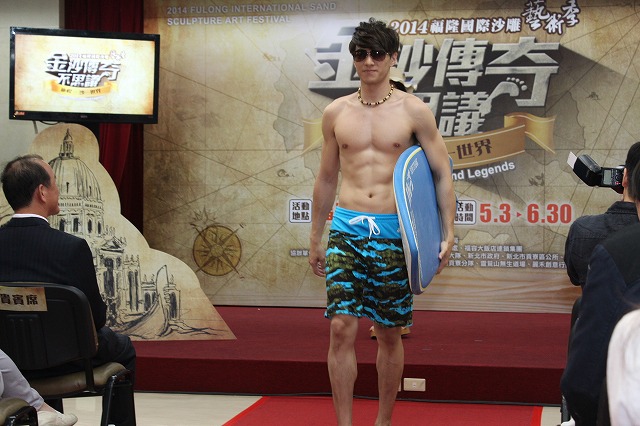 福隆のビーチは東北角に位置し、海の美しい場所。そんなビーチを楽しむなら水着を着て気分を盛り上げよう！ということらしいです。