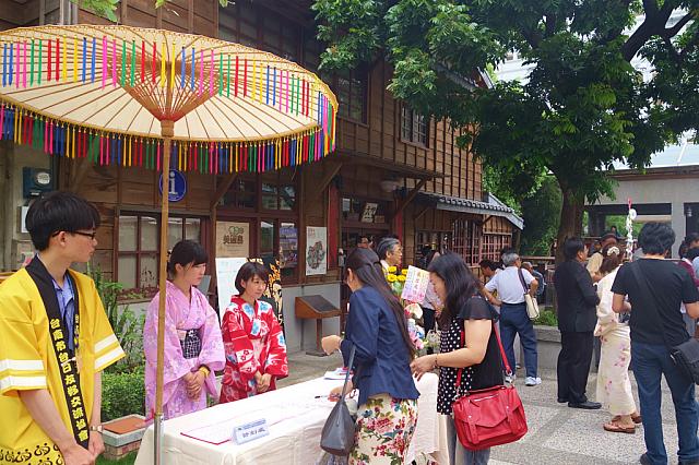 この日は展示会初日イベントが行なわれており、たくさんの日本人の方もいらっしゃいました～。この絵はがき展は4/26-5/18まで行なわれます。