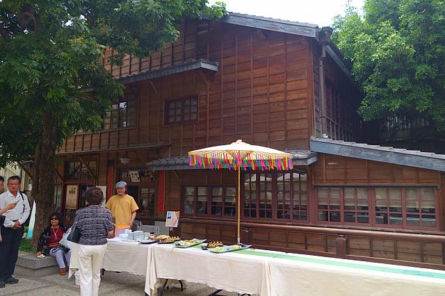 建物は3階建てで、呉園の方から望むと、1Fは公衆トイレ。2Fがオープンな茶芸館、3Fはギャラリー、畳の茶室となっています。