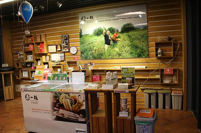 確かに誰もいませんし…それで、販売してるのはアイスキャンデー！