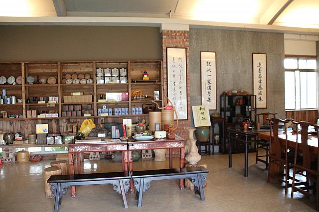 お土産用のお茶もちょっと見てみます