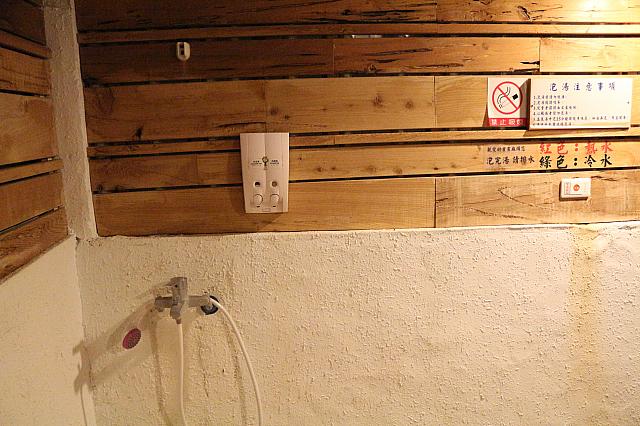 傍らには素朴なシャワーコーナー、シャンプーとボディソープはあり