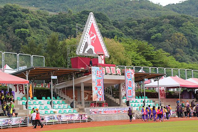 聖火が灯る台を中心に今回参加の人たちのブース