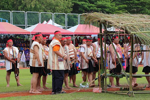 運動場中央で祈り