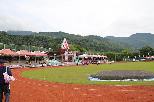 広くて、四方見渡す限りの山山山！手前の砂はブヌンレスリングの土俵！