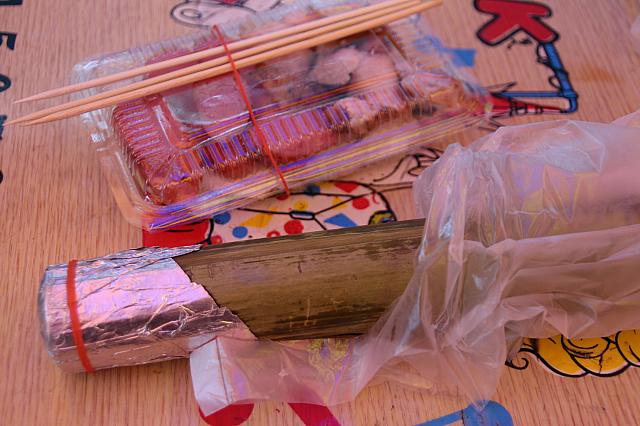 3時過ぎに、また食べたくなって、竹筒ご飯と焼肉、ソーセージなどを注文