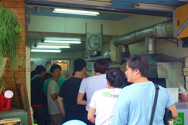 「自助餐」と呼ばれるセルフ式バイキング食堂では長蛇の列が。並んでいる学生さんはみんな男子学生でした！きっと大盛りでお安いのかもしれませんね。