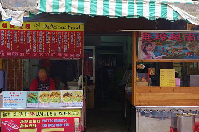 こちらは左の屋台がメキシコ料理、右の屋台がベトナム料理。国際色あふれています。