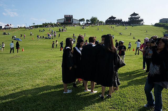会場には思い出を残そうと、卒業式のガウン姿で写真撮影する方達の姿も♪
