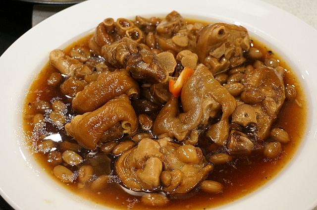 骨まで食べられちゃう～と人生初豬脚を楽しみました