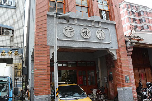迪化街の店や会社には、商号が掲げてあるのが特色で、こちらも街歩きチェックポイントの1つ