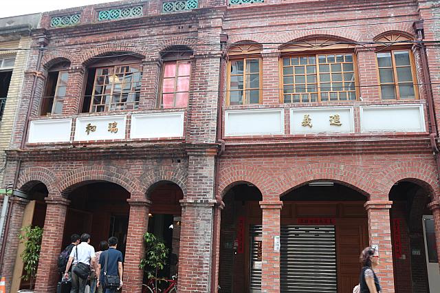 右は完全に昔の形に修復、左はレンガの状態がよかったようです