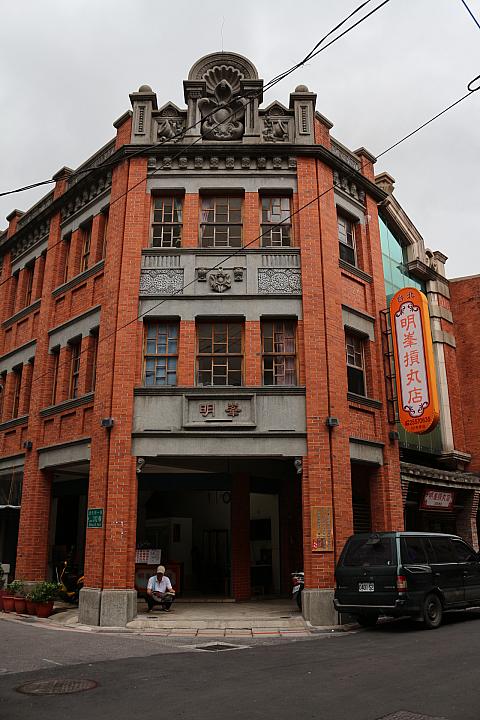 りっぱな建物ですね、魚団子のお店です