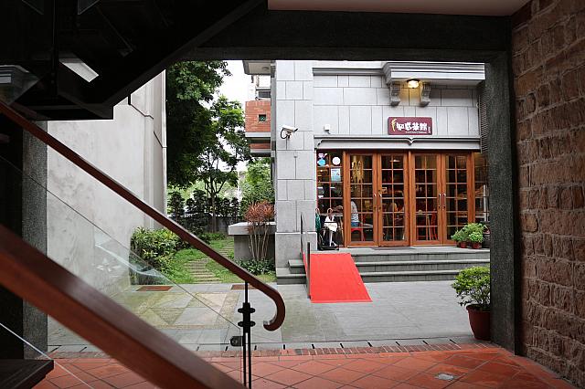 ナビの今日の目的地は、回廊の向こうに見えるフランス料理屋さん。同じ並びには貴州料理レストランもあり、どちらのお店も近日ナビサイトでご紹介します！