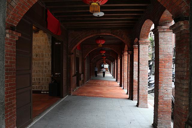 レンガ回廊も素敵、ここの2階は上がることができますよ