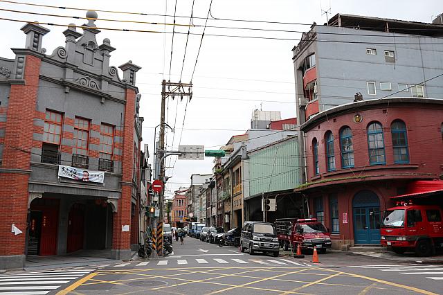 迪化街と涼州街の交差点、ここから迪化街を北へ（MRT「大橋頭」の方）へ進みます