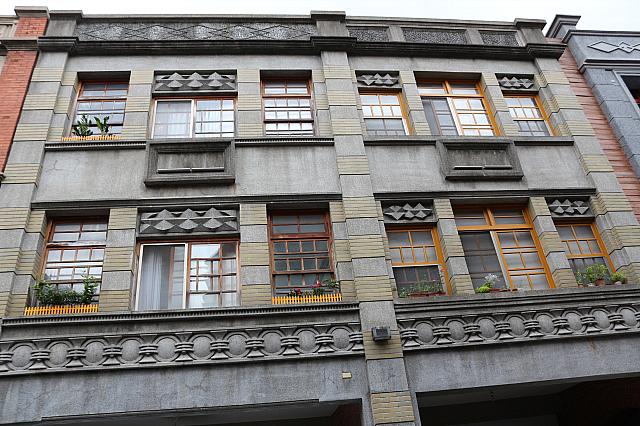 向かいのおうちは、デザイン、色彩が、かわいいモダン