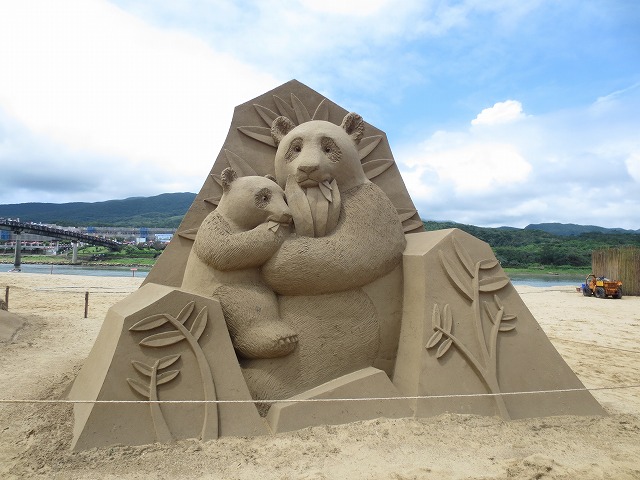 台北で初のパンダの赤ちゃん「圓仔(ユェンザイ)」が誕生し、人気者になりました。