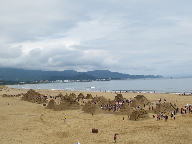 会場はテーマ別に分かれていて、左側は各国のアーティストたちの主な作品が見られます。