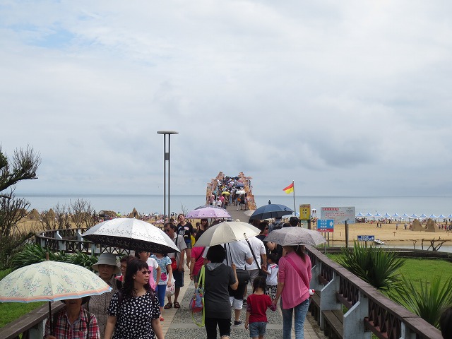 海水浴場にはたくさんの人が訪れていました。