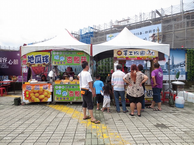 中には規模の小さい屋台が出ています。