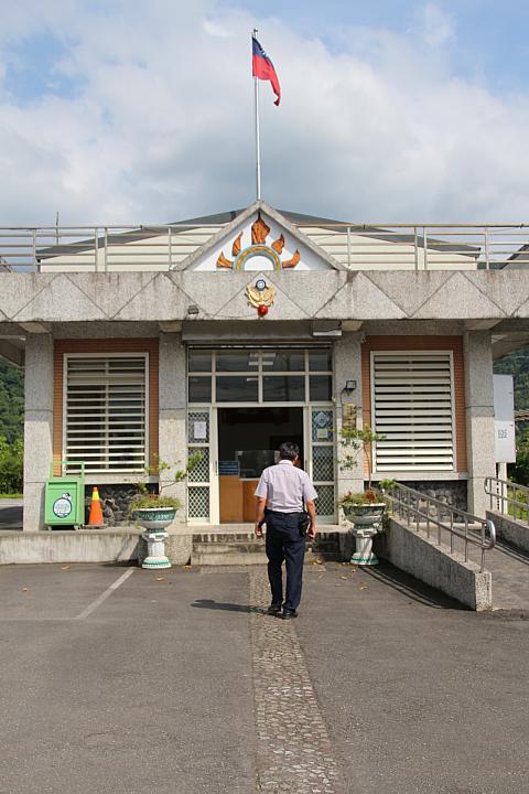 こちらの花蓮県玉里鎮の春日警察もど真ん中に北回帰線が走っていて、右が亜熱帯、左が熱帯です