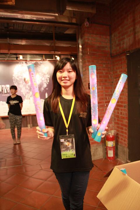 入り口で蛍光棒をもらって中へ。