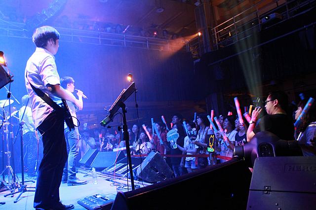 ノリノリのファンたち。なんとアメリカから来たファンも！