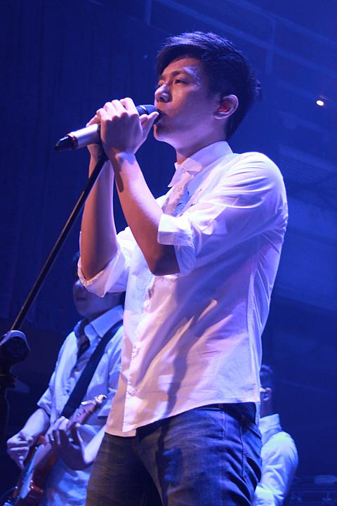 登場とともに大歓声が！なんといってもステージから最前列まで約1メートルという近さにファンたちは興奮を隠し切れない模様。立て続けに『狼』、『金銀島』、『面具』の3曲を披露しました。