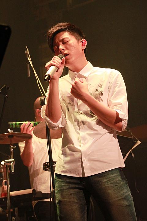 持ち歌に加えて、今回の金曲奨優秀国語男性歌手にもノミネートされている張震嶽の『愛的初體驗』を披露。ファンも一緒に歌っていましたが、ここで韋禮安はまさかの歌詞忘れ！